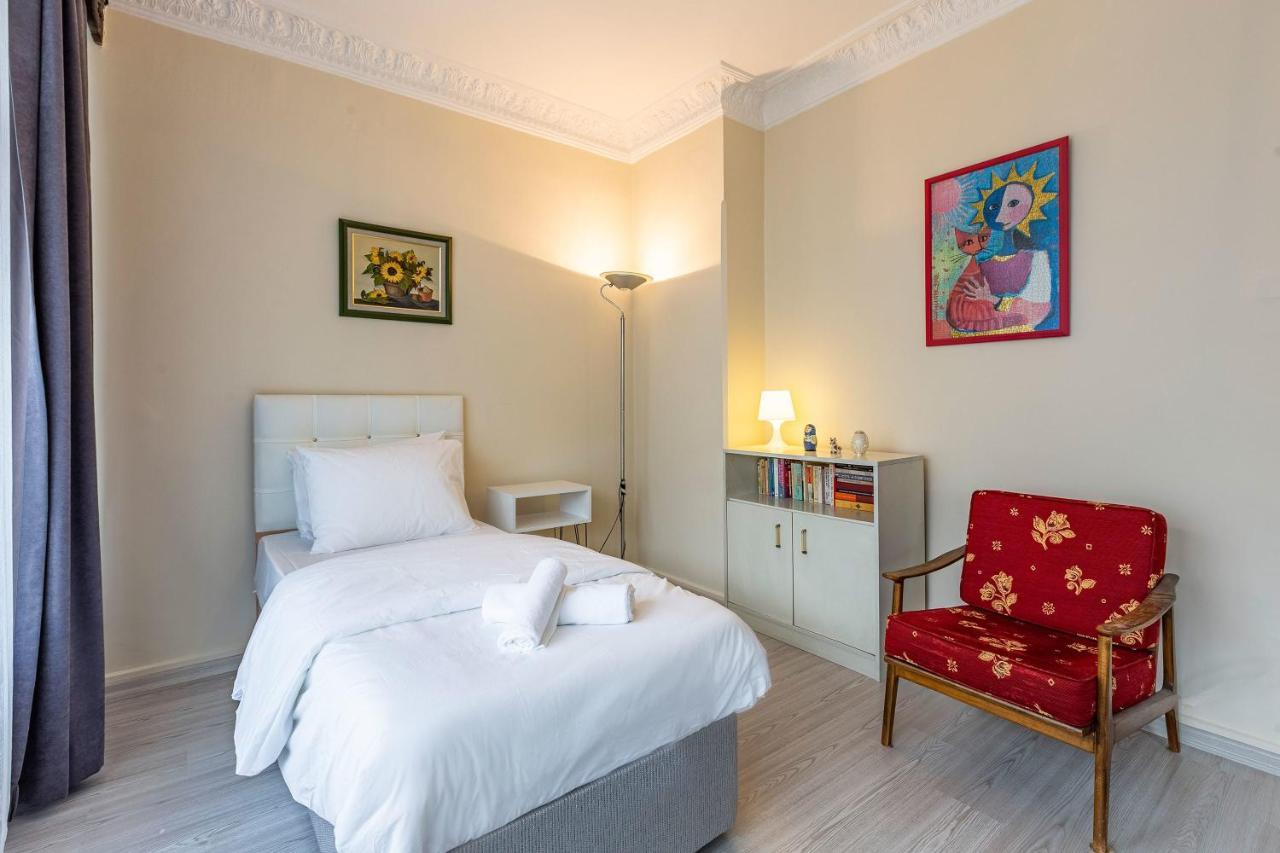 Charming Apartment Surrounded By Vibrant Attractions In Kadikoy อิสตันบูล ภายนอก รูปภาพ
